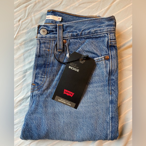 Levi’s Wedgie Icon Fit Ankle Jeans - Picture 3 of 7